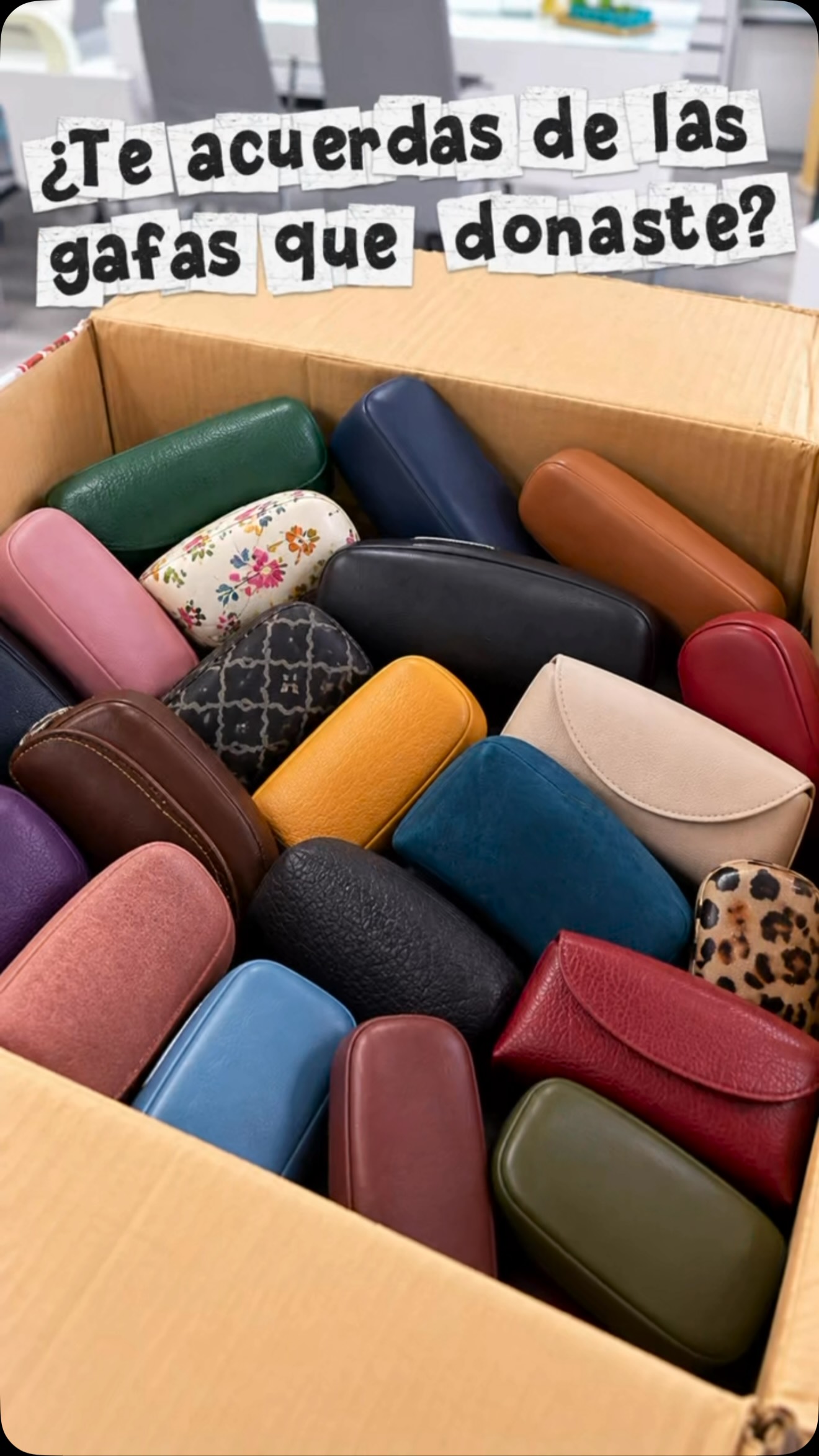 Caja de estuches con las gafas donadas a través de Morenilla Ópticos